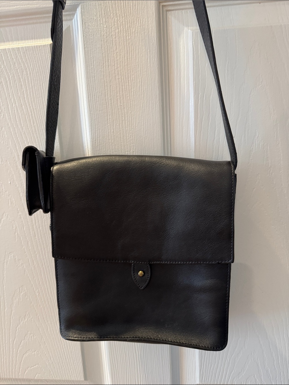 Perry Ellis Classic Black Leather Crossbody Bag - Timeless Everyday Style